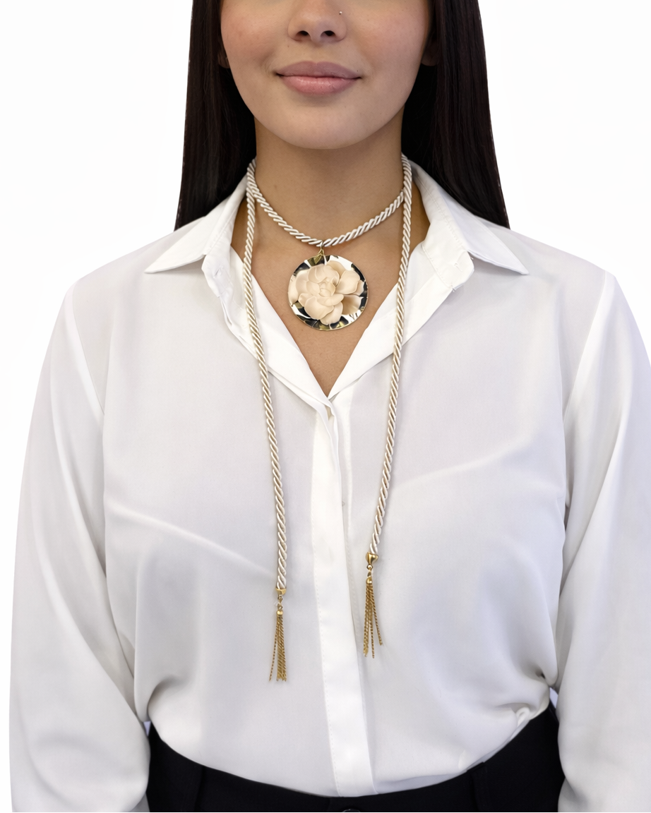 Collana con Torsone di seta crema e pendente Camelia