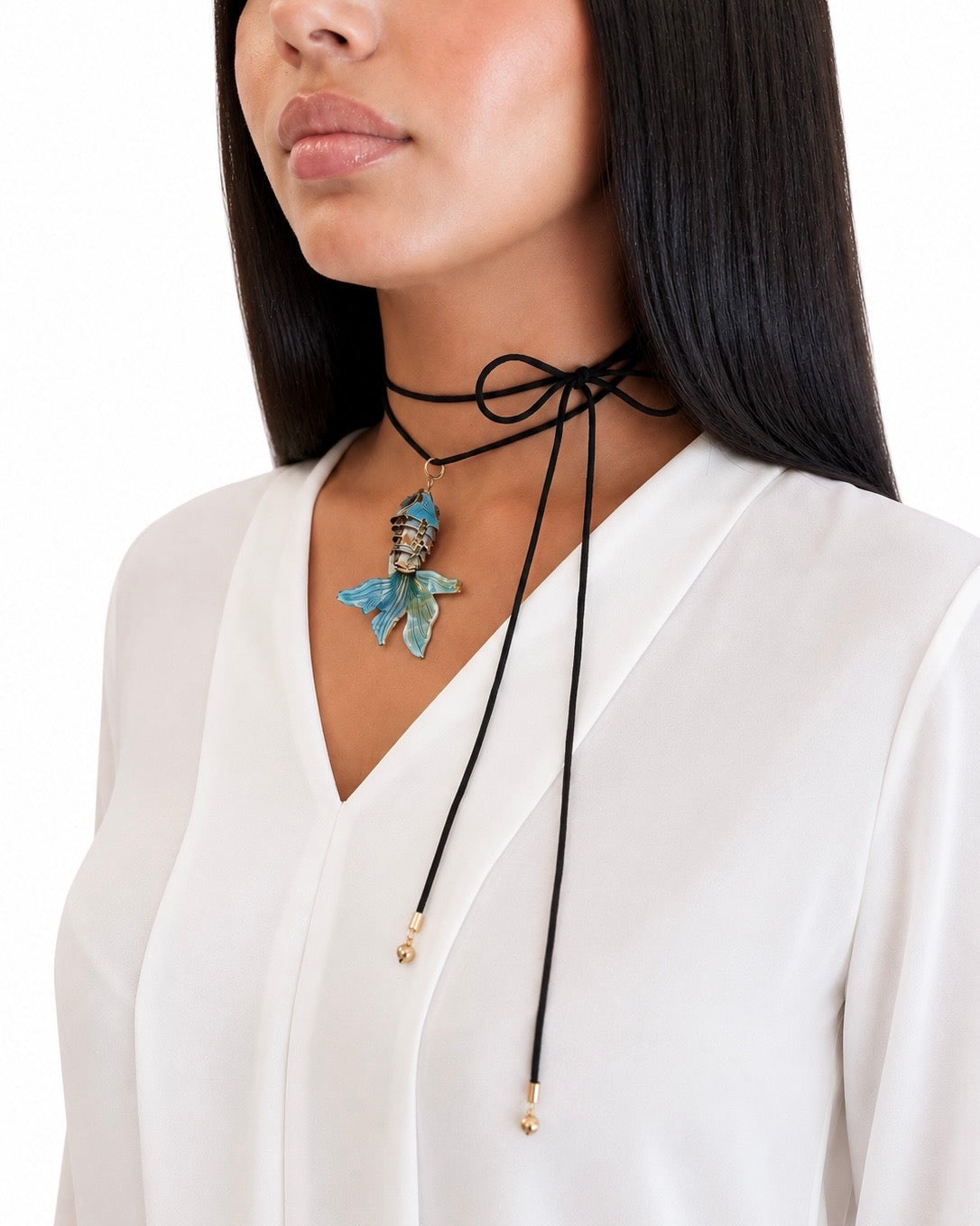 Collana con Filo di Seta Nero e Pesce