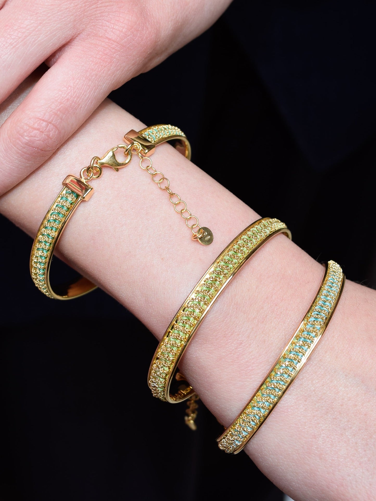 Bracciale rigido fatto a mano con seta colorata