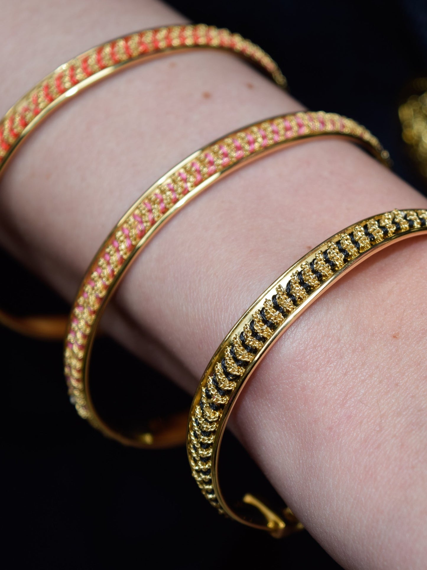 Bracciale rigido fatto a mano con seta colorata