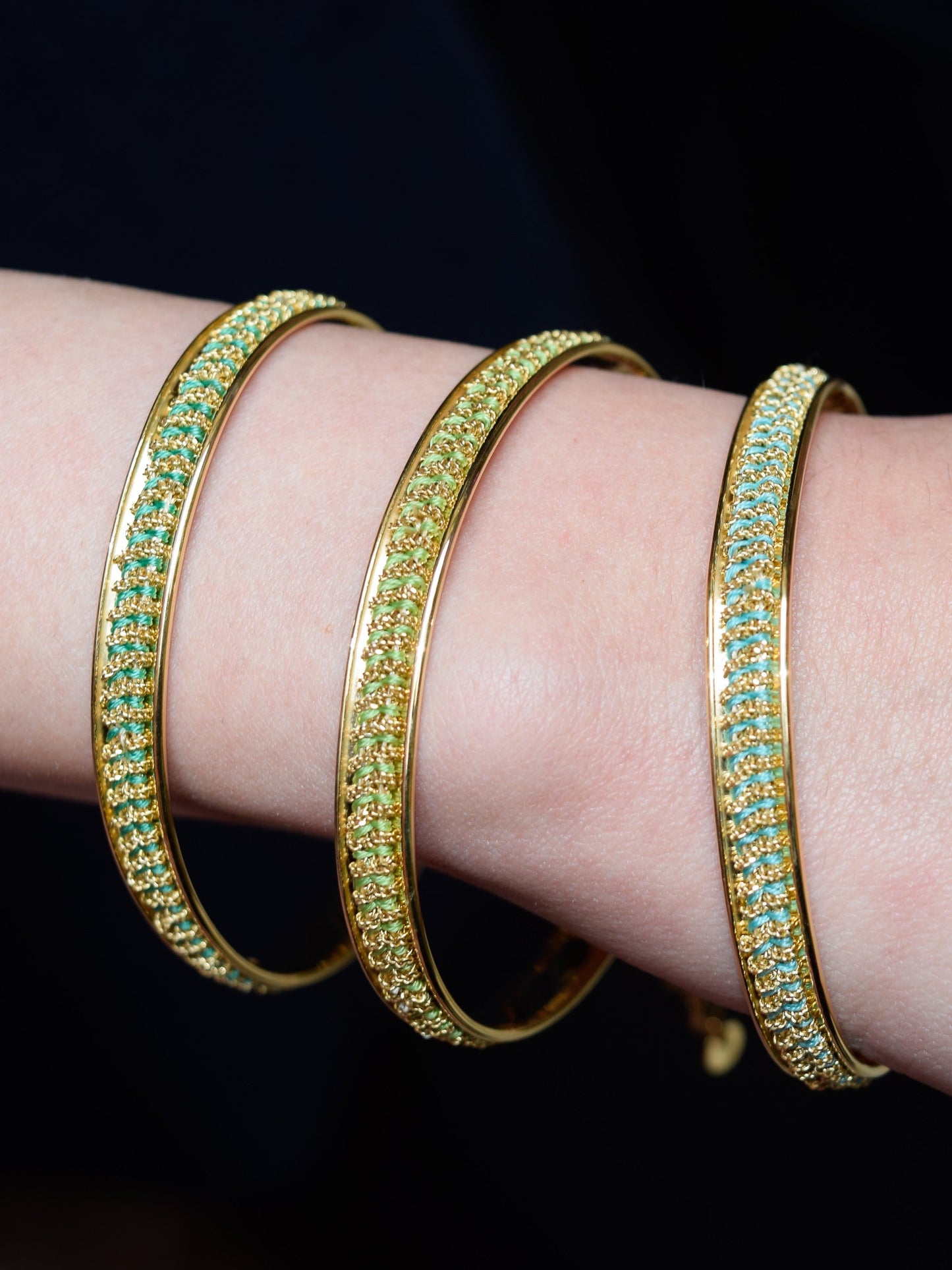 Bracciale rigido fatto a mano con seta colorata