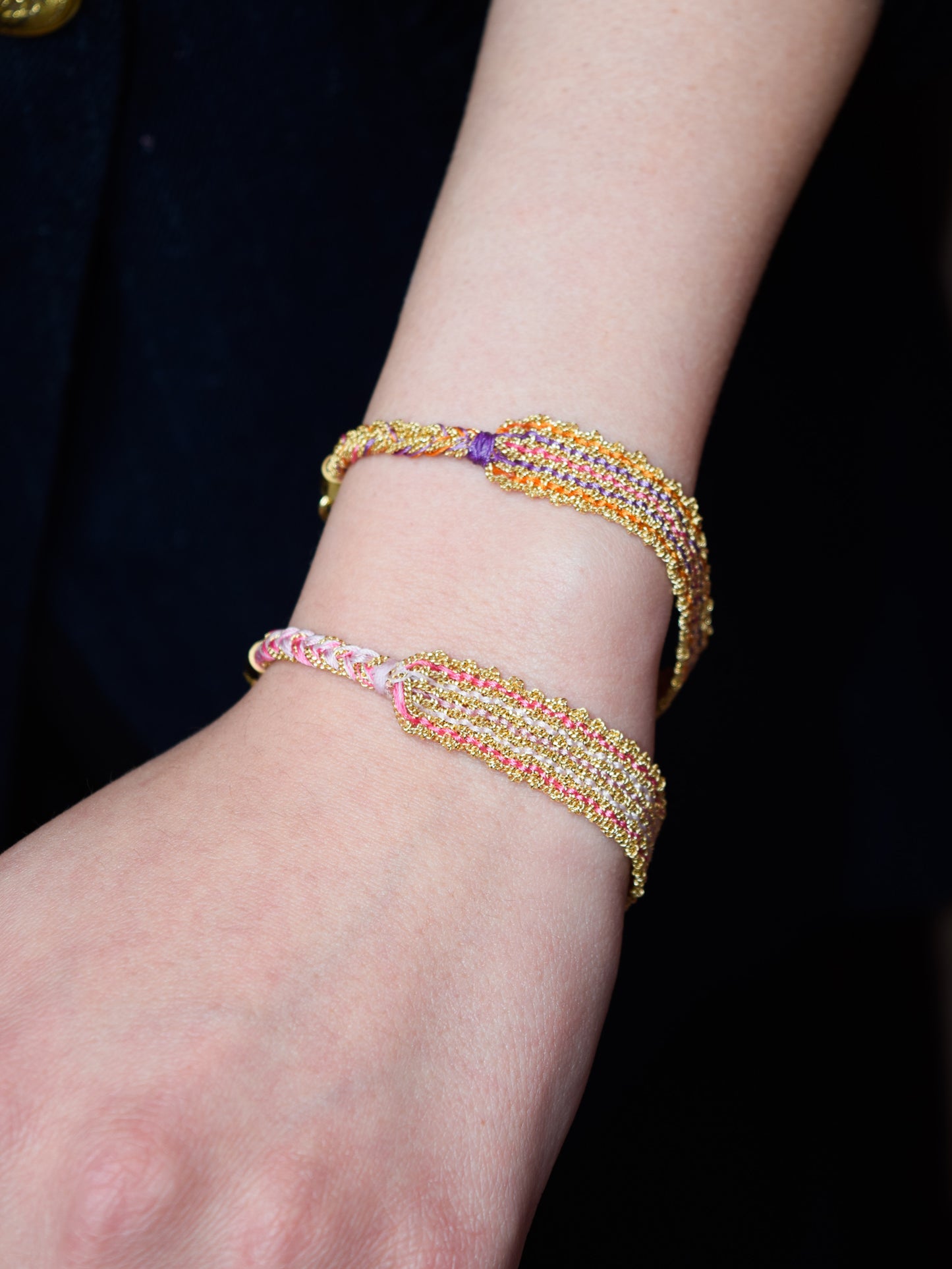 Bracciale fatto a mano con fili colorati caldi