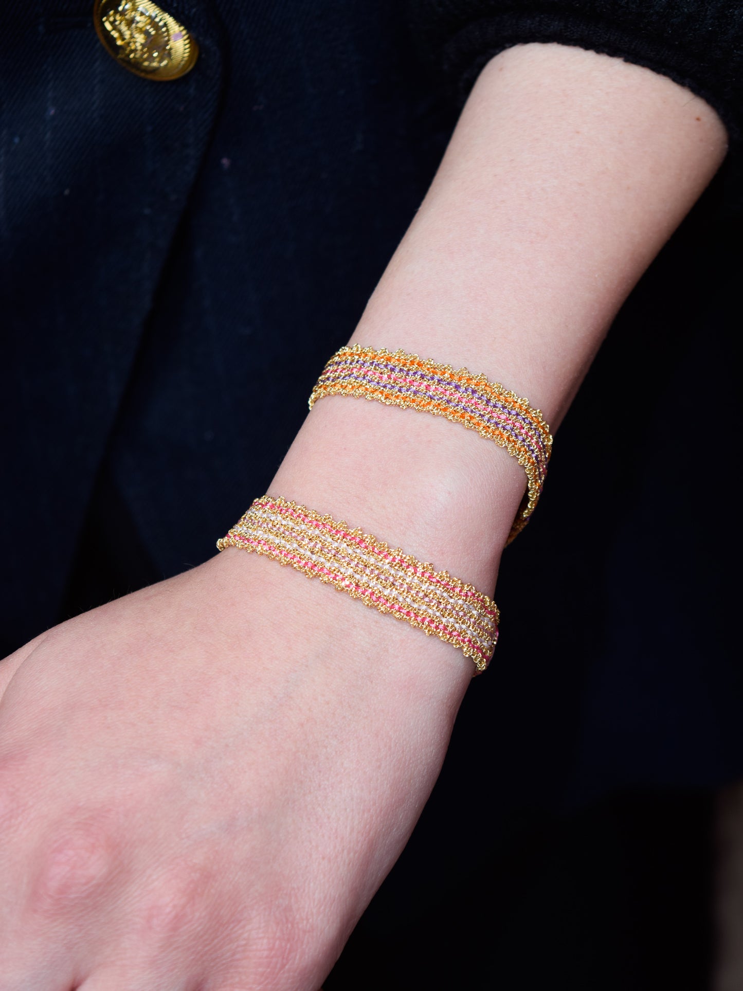 Bracciale fatto a mano con fili colorati caldi