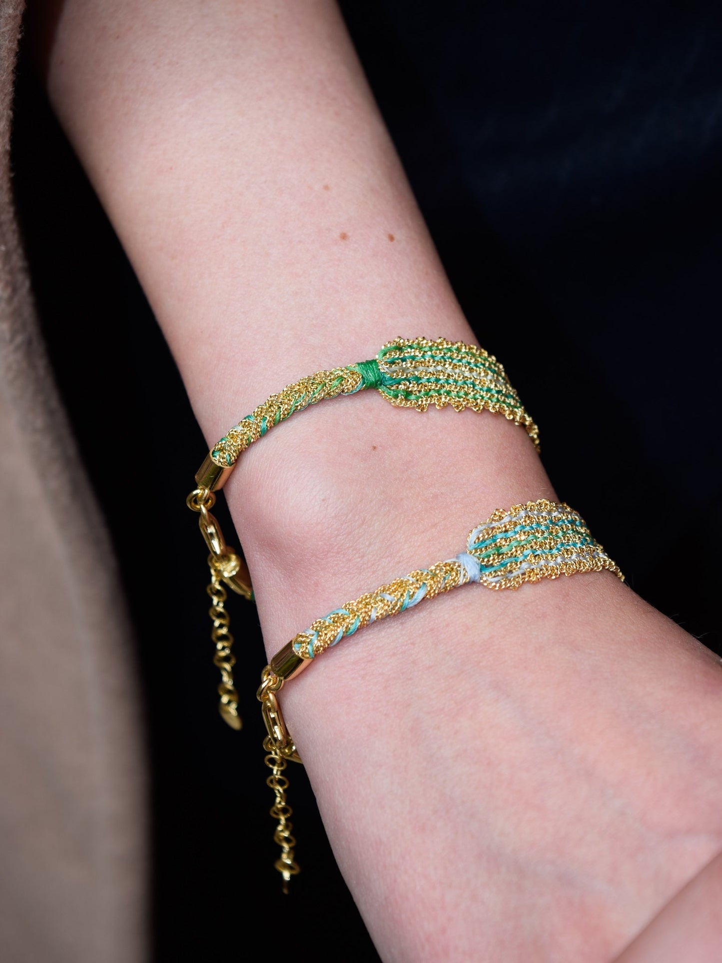 Bracciale fatto a mano con fili colorati freddi