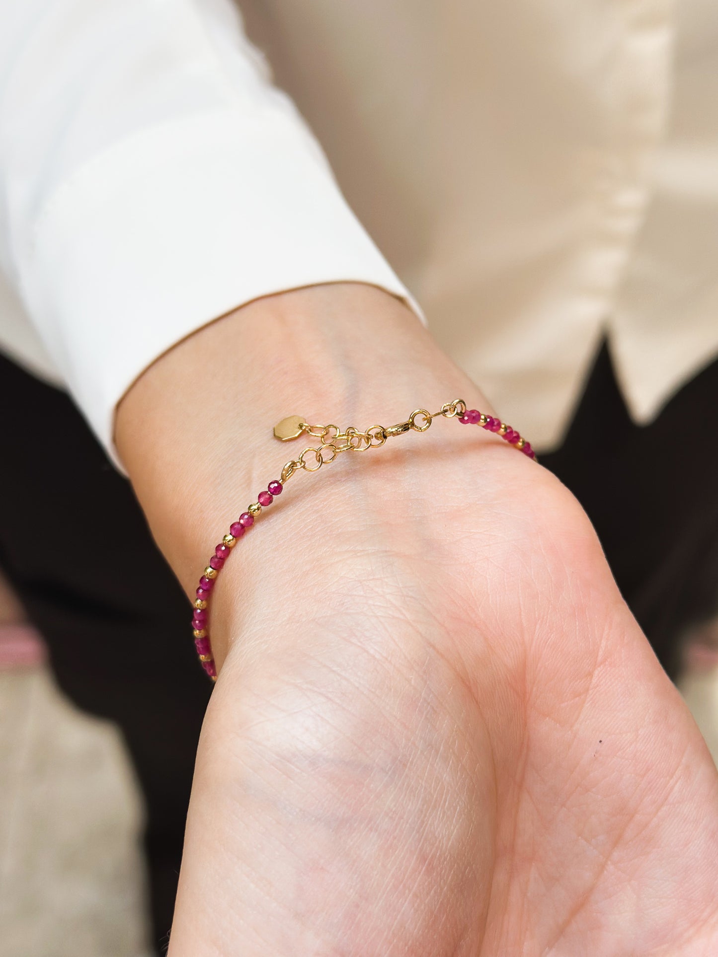 Bracciale in Oro 9kt rigido con Zirconi Fucsia