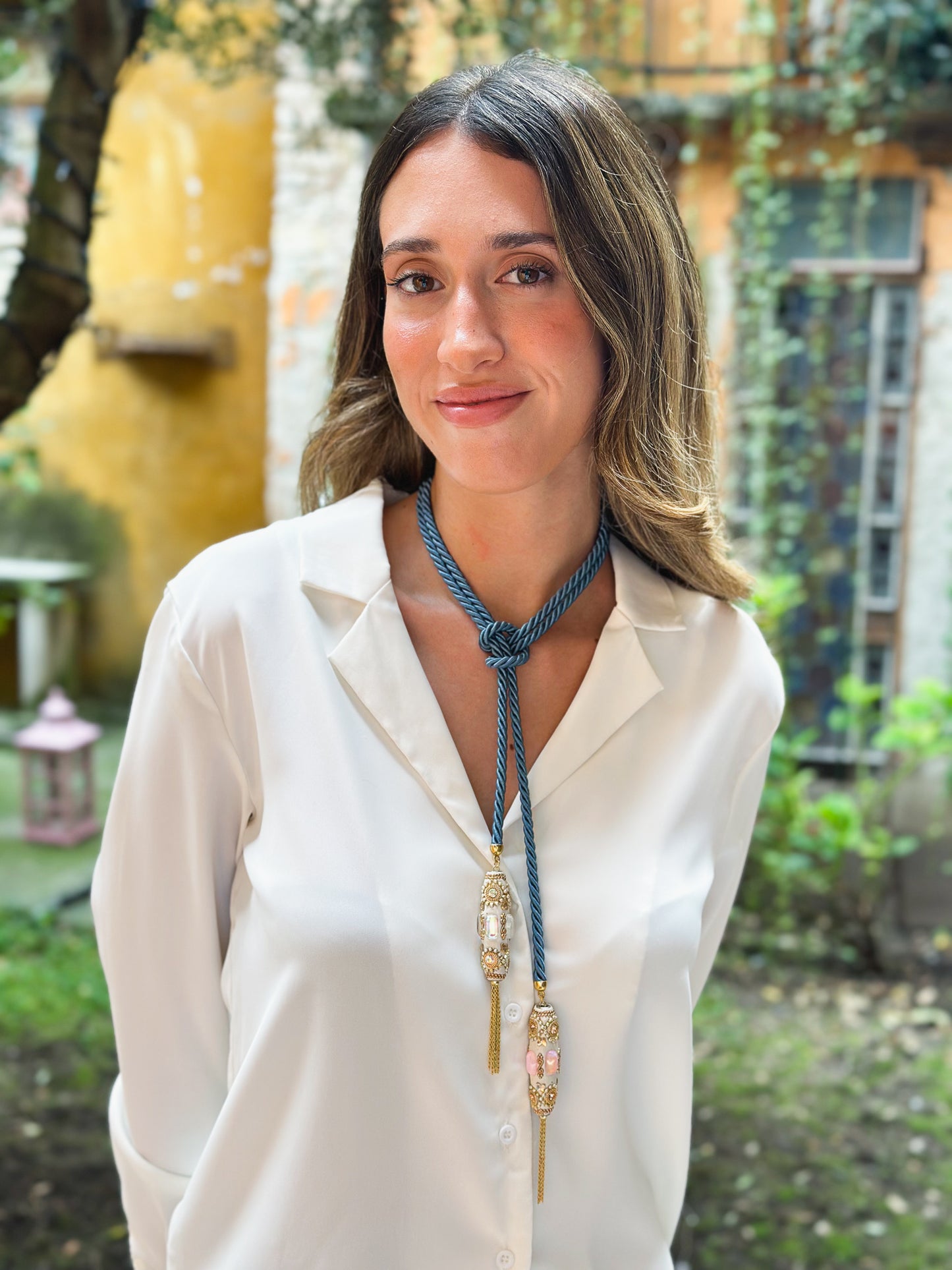 Collna Eleonora con Torsone di seta Azzurro e smalto Bianco
