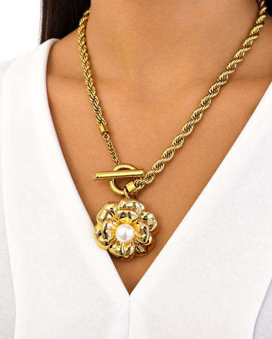 Collana realizzata a mano con Torsone e pendente Camelia in Brass - PREZZO SU RICHIESTA