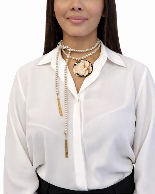 Collana con Torsone di seta crema e pendente Camelia