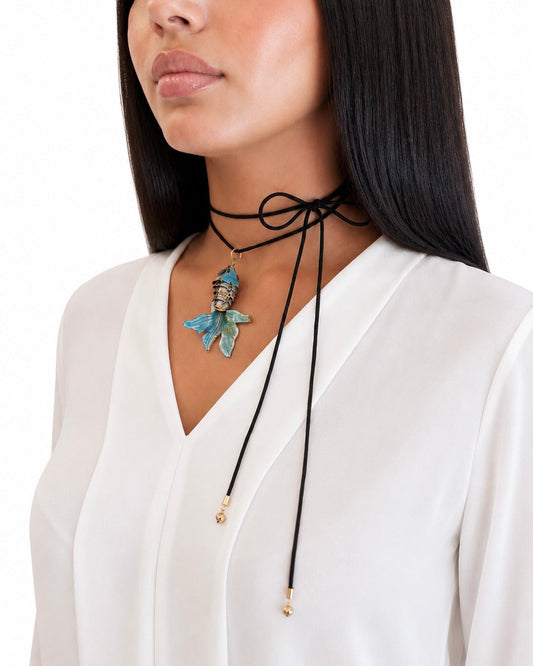Collana con Filo di Seta Nero e Pesce