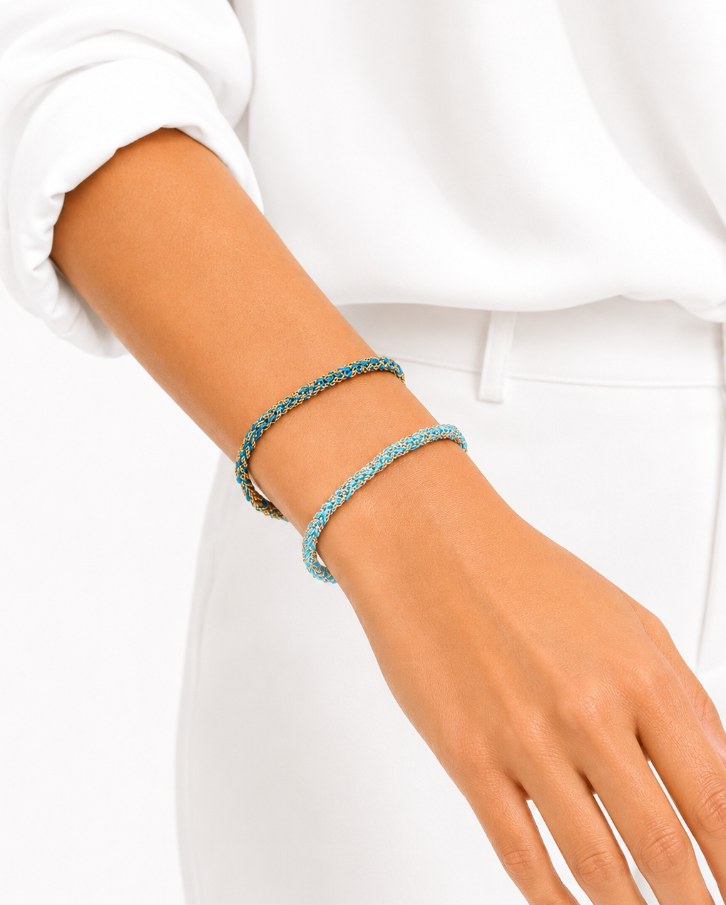 Bracciale morbido in Argento placcato oro giallo 18kt fatto a mano con seta Azzurra