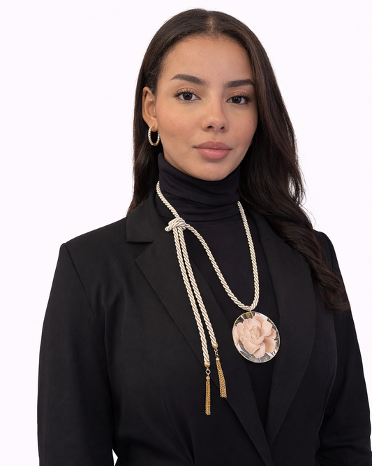 Collana con Torsone di seta crema e pendente Camelia