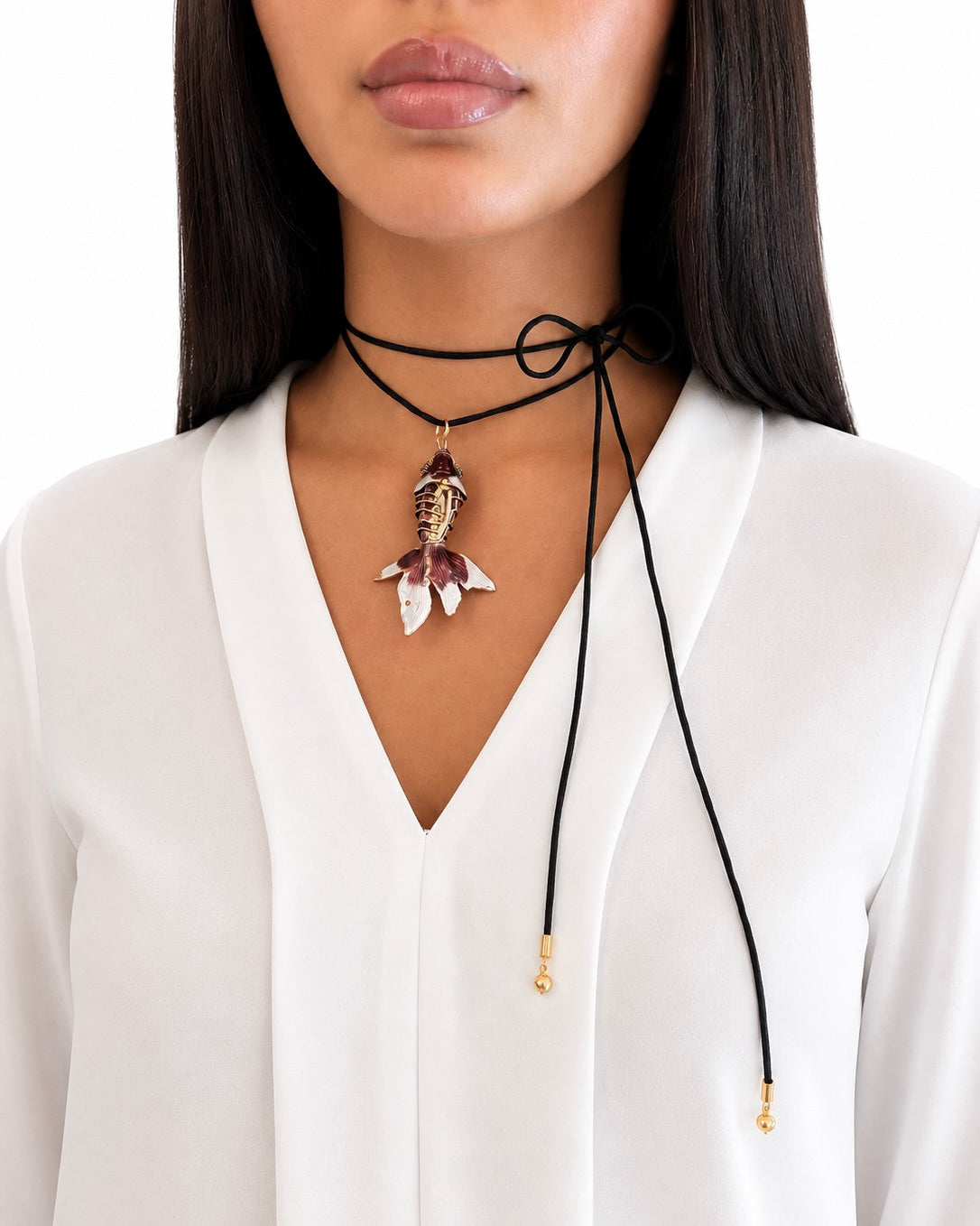 Collana con Filo di Seta Nero e Pesce