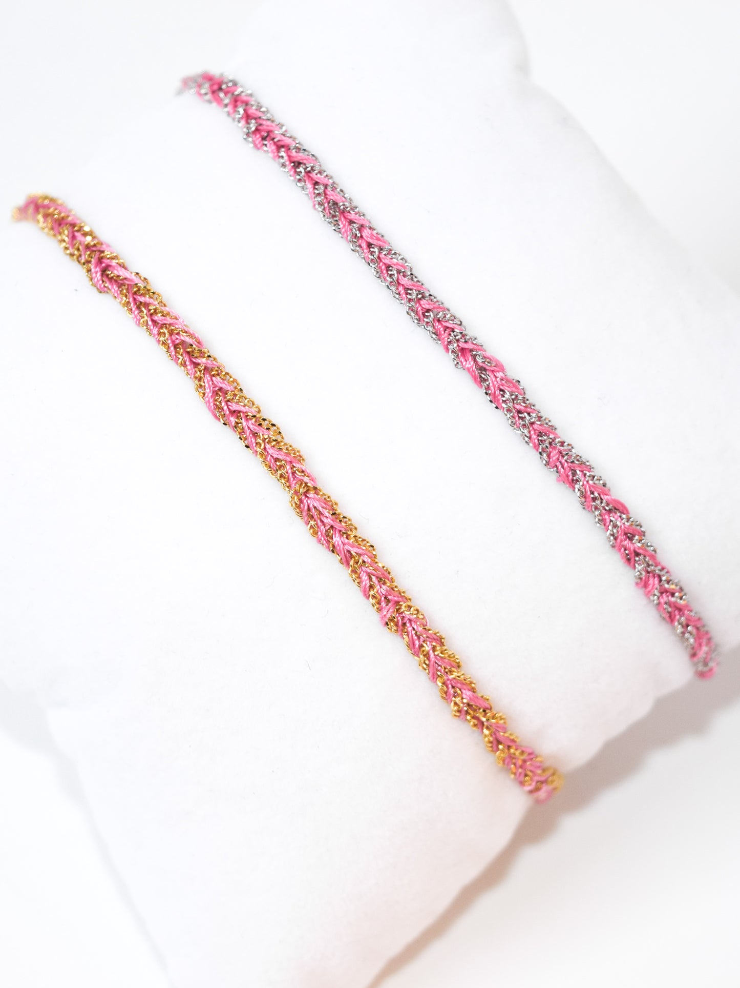 Bracciale fatto a mano con fili colorati rosa