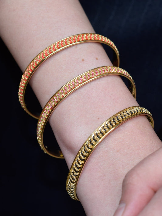 Bracciale rigido fatto a mano con seta colorata