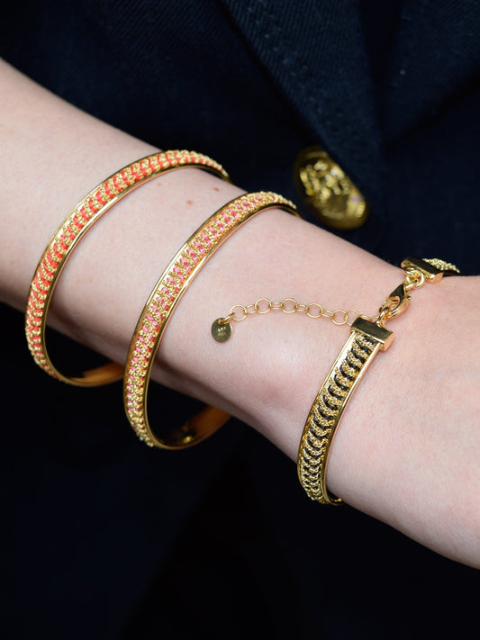 Bracciale rigido fatto a mano con seta colorata