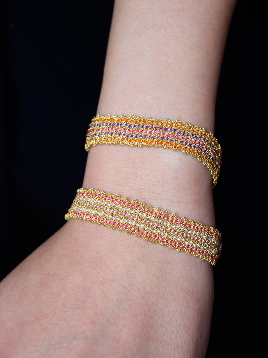 Bracciale fatto a mano con fili colorati caldi