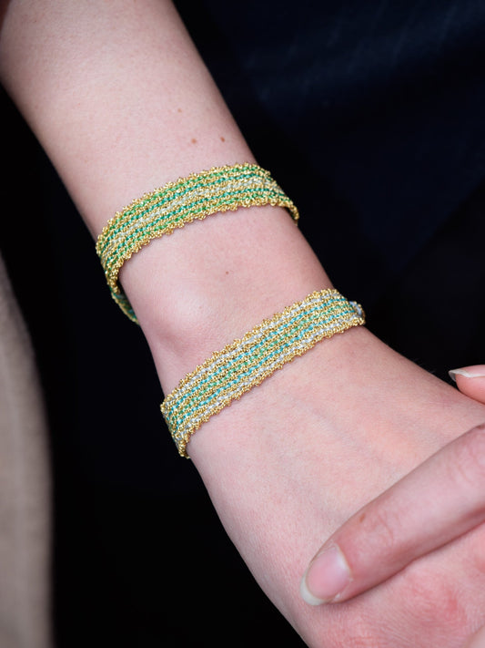 Bracciale fatto a mano con fili colorati freddi