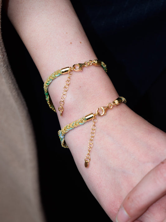 Bracciale fatto a mano con fili colorati freddi