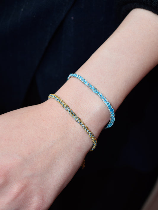 Bracciale fatto a mano con fili colorati azzurro