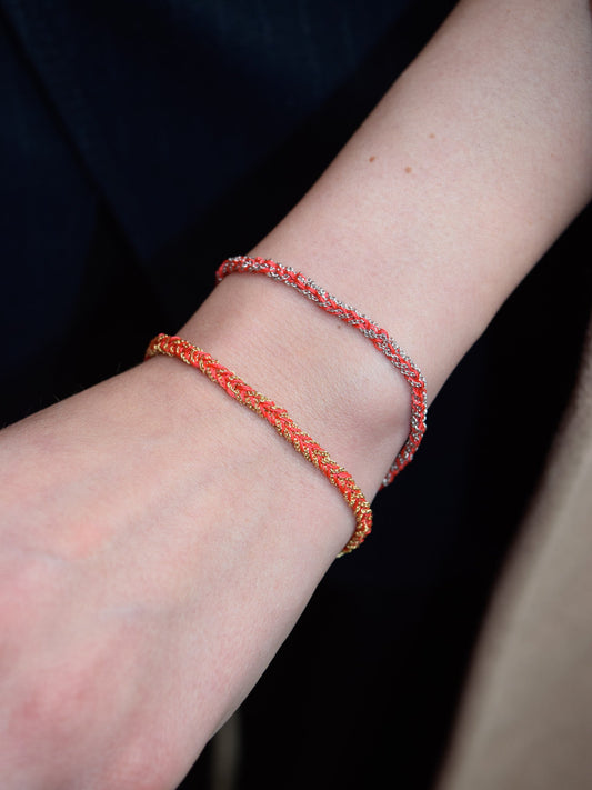 Bracciale fatto a mano con fili colorati rosso