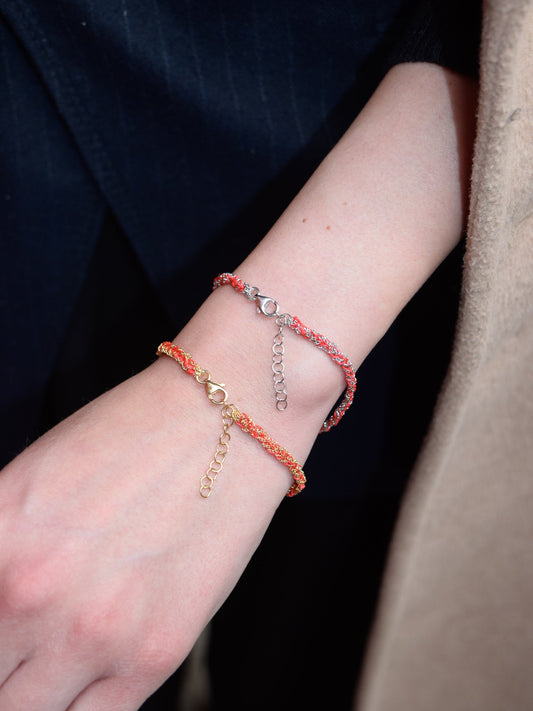 Bracciale fatto a mano con fili colorati rosso