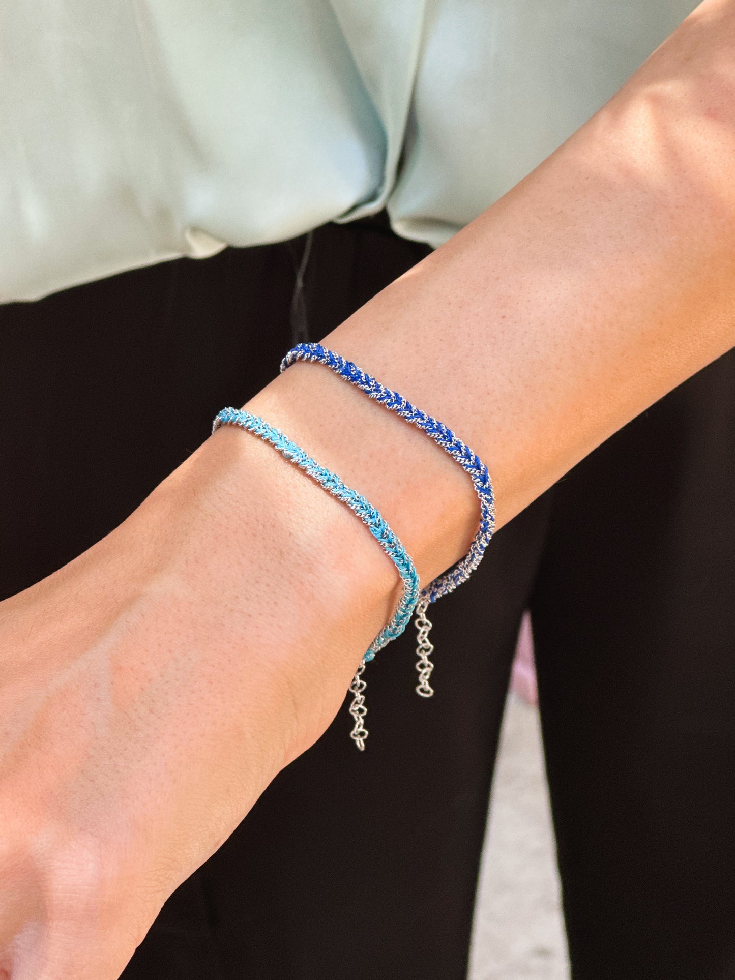 Bracciale in Argento rodio fatto a mano con seta Blu e Azzurra