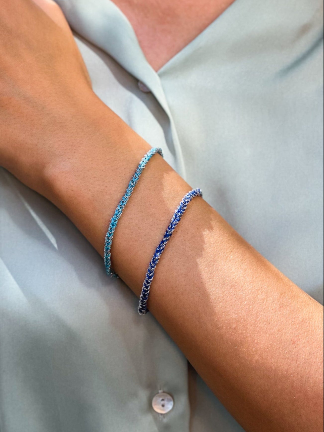 Bracciale in Argento rodio fatto a mano con seta Blu e Azzurra