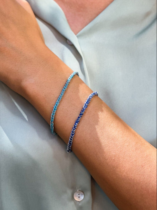 Bracciale in Argento rodio fatto a mano con seta Blu e Azzurra