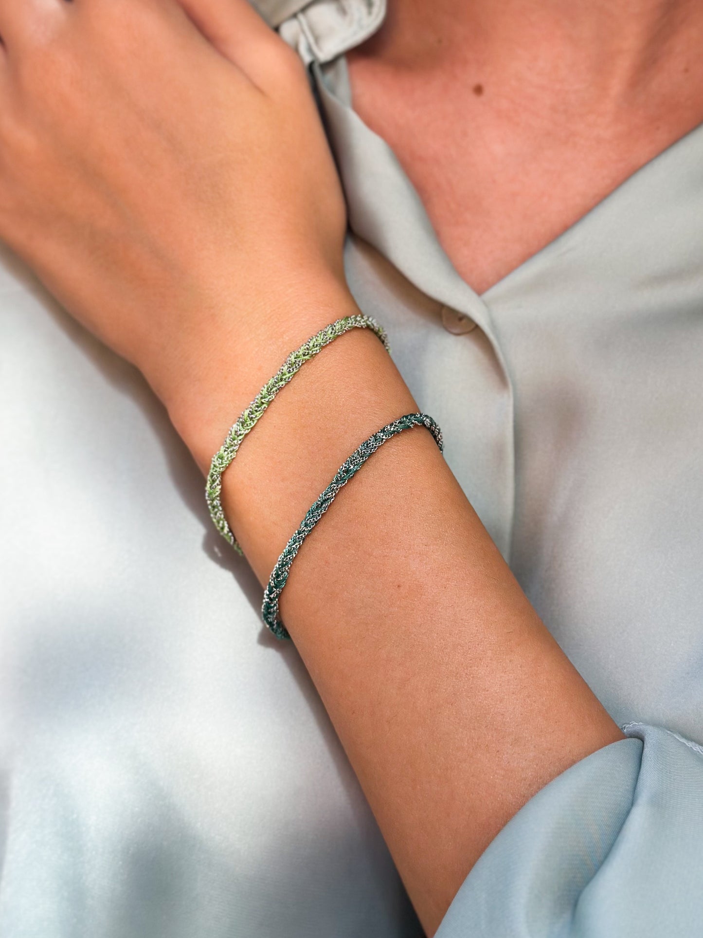 Bracciale in Argento rodio fatto a mano con seta Verde