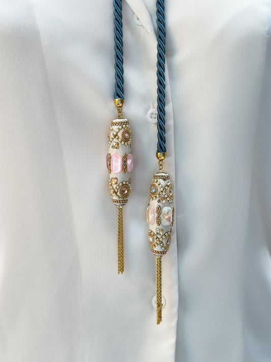 Collna Eleonora con Torsone di seta Azzurro e smalto Bianco