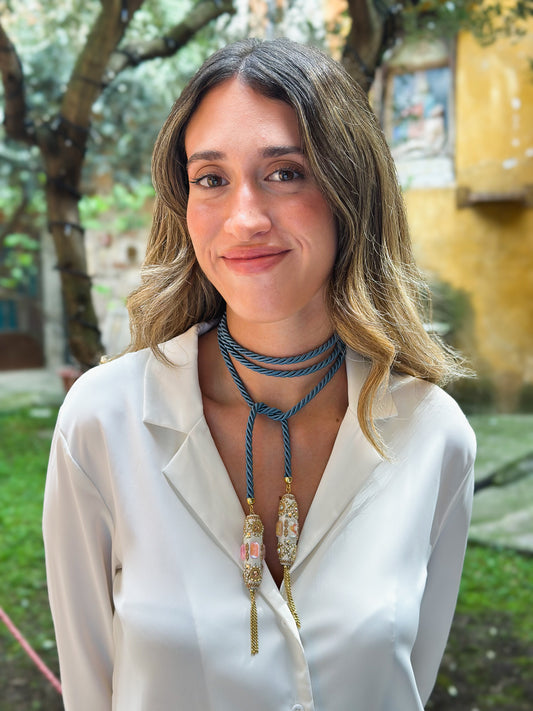 Collna Eleonora con Torsone di seta Azzurro e smalto Bianco
