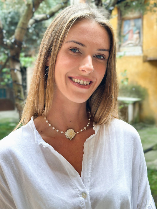 Girocollo con Perle e Camelia