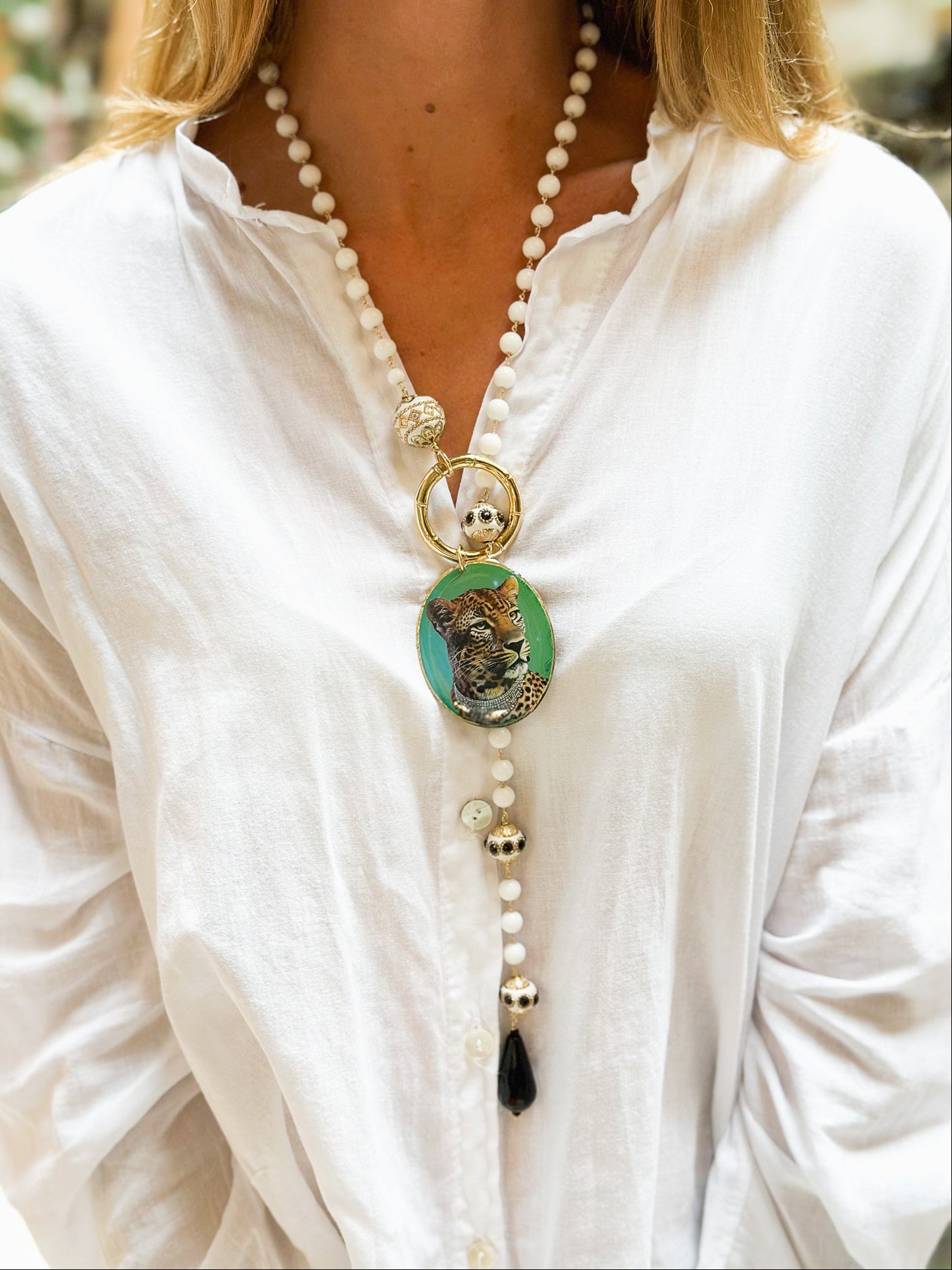 Collana Lunga in Argento con Agata Bianca e pendente Ghepardo