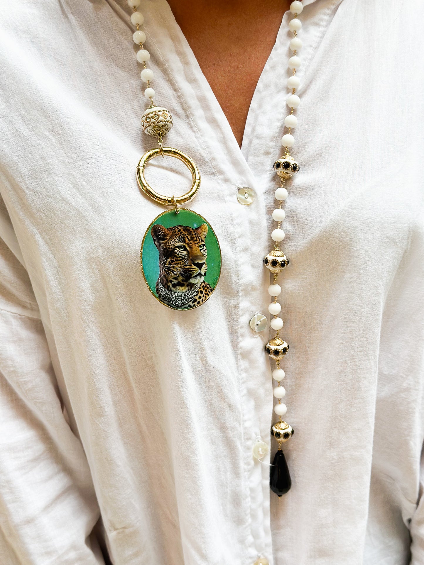 Collana Lunga in Argento con Agata Bianca e pendente Ghepardo
