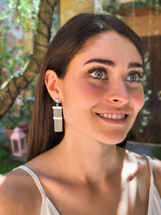 Orecchini fatti a mano corti in argento rodio